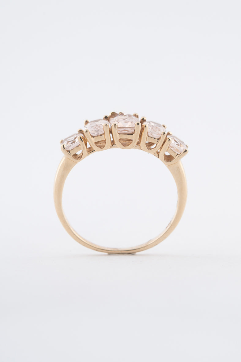 Geelgouden rijring met rosékwarts