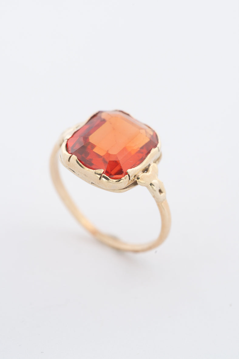 Geelgouden ring met syntretische padparaascha
