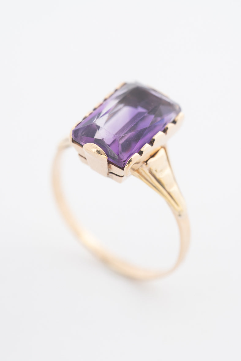 Geelgouden ring met een amethist