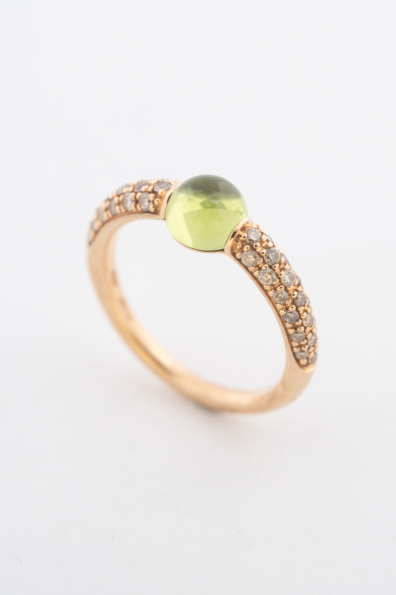 Roségouden ring van het merk Pomellato met een peridoot en briljanten op de band