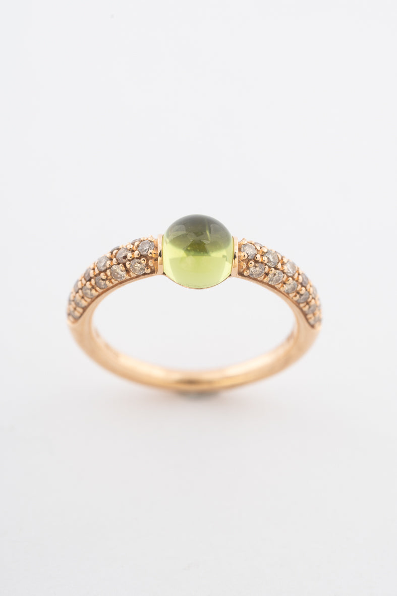 Roségouden ring van het merk Pomellato met een peridoot en briljanten op de band