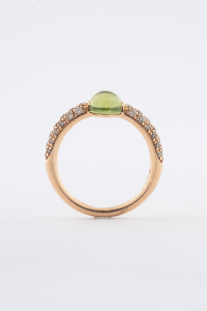 Roségouden ring van het merk Pomellato met een peridoot en briljanten op de band