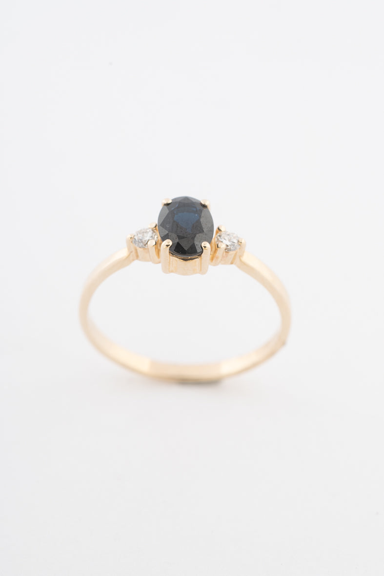 Geelgouden ring met een saffier en briljanten