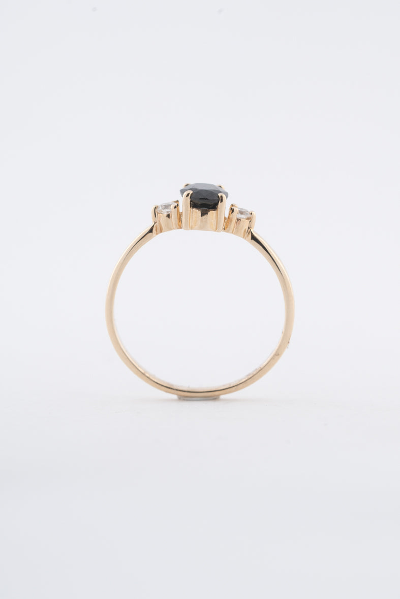 Geelgouden ring met een saffier en briljanten