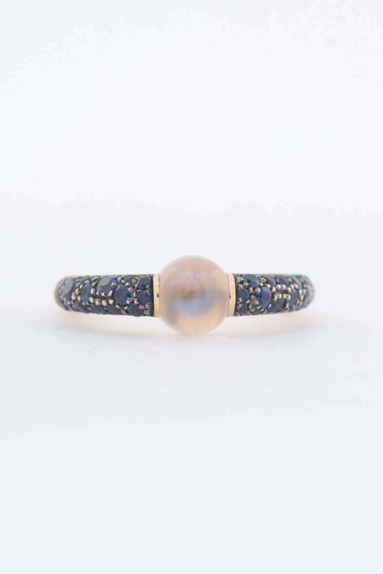 Roségouden ring van het merk Pomellato met een maansteen en saffieren