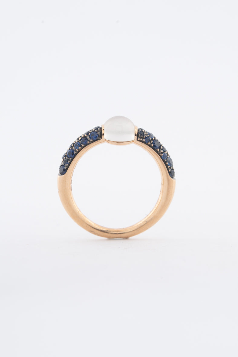 Roségouden ring van het merk Pomellato met een maansteen en saffieren