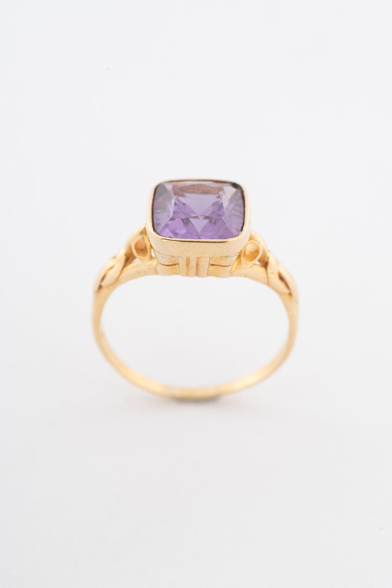 Geelgouden ring met synth. korund