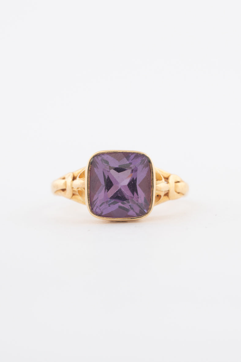 Geelgouden ring met synth. korund