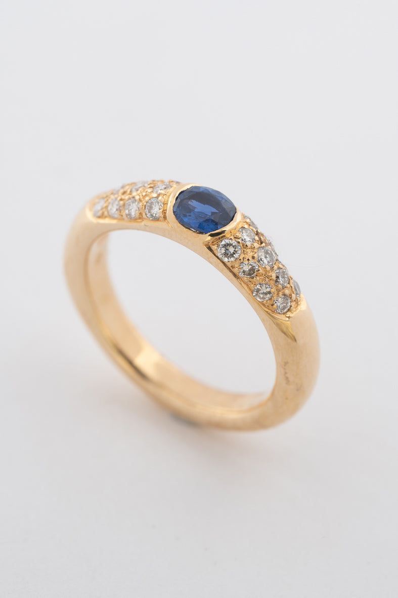 Geelgouden ring met een saffier en briljanten op de band