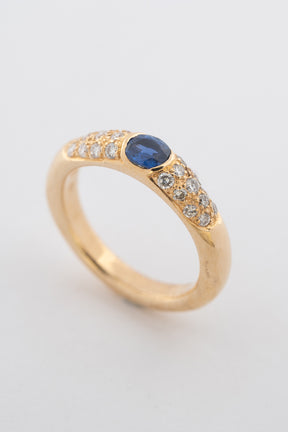 Geelgouden ring met een saffier en briljanten op de band