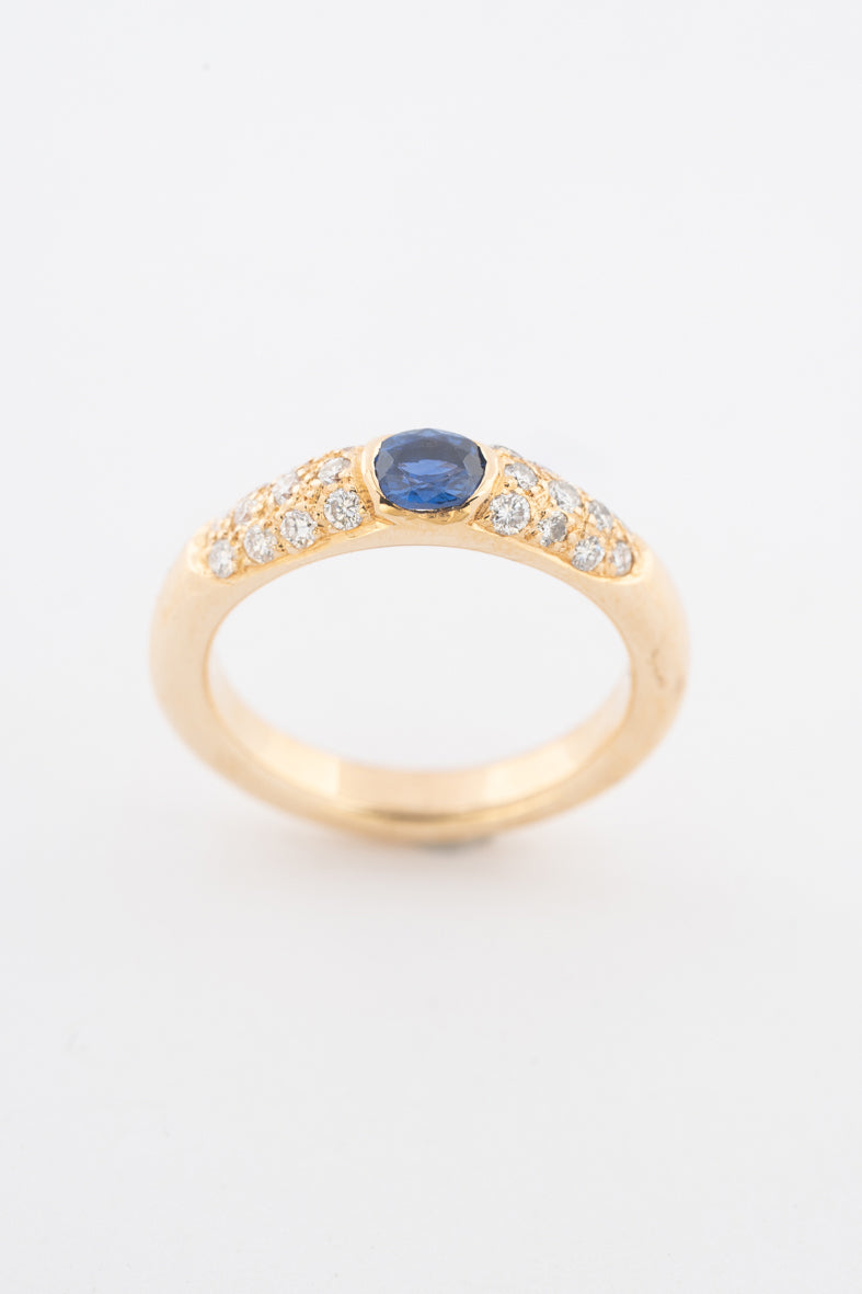 Geelgouden ring met een saffier en briljanten op de band