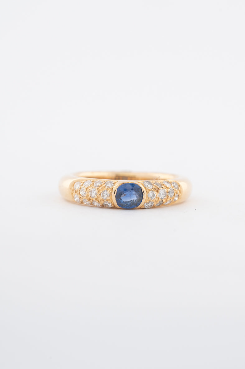 Geelgouden ring met een saffier en briljanten op de band
