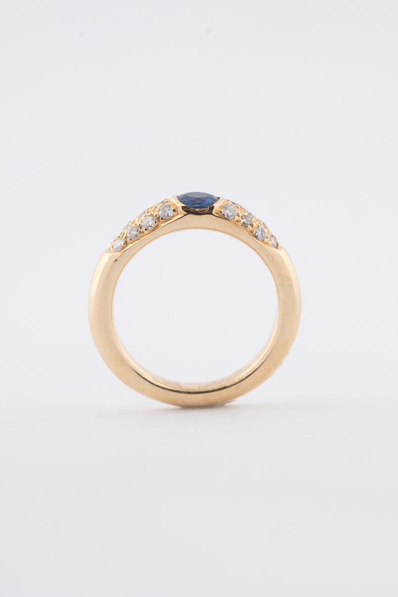 Geelgouden ring met een saffier en briljanten op de band