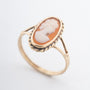 Geelgouden ring met een schelpcamee