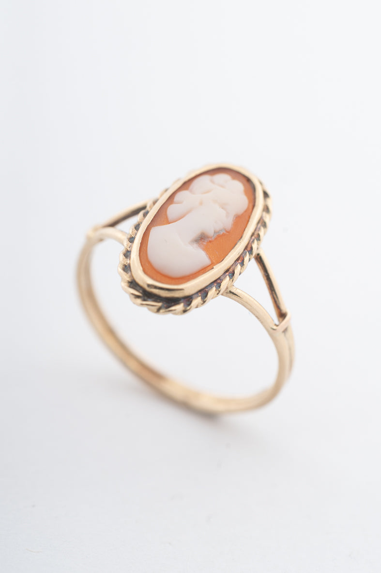 Geelgouden ring met een schelpcamee