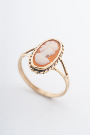 Geelgouden ring met een schelpcamee