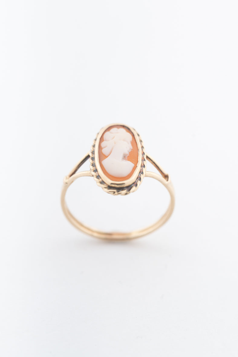 Geelgouden ring met een schelpcamee