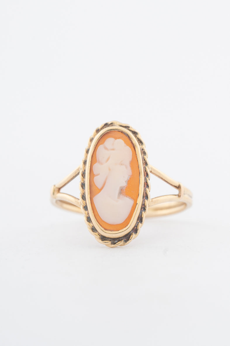Geelgouden ring met een schelpcamee