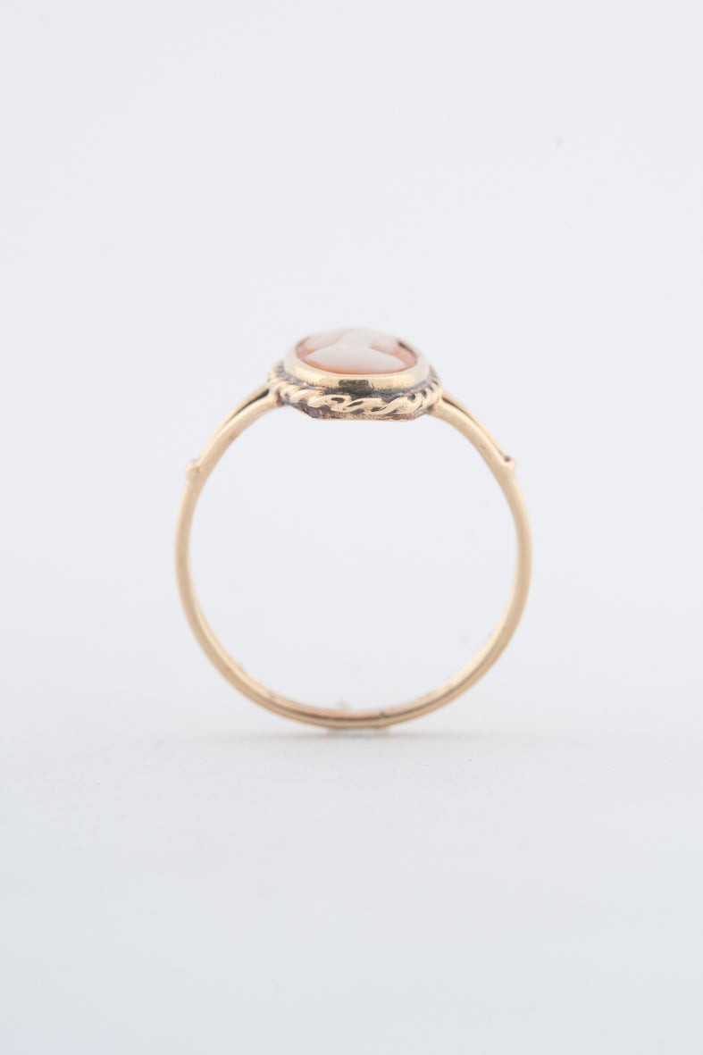 Geelgouden ring met een schelpcamee