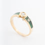 Geelgouden ring met een briljant en groen emaille