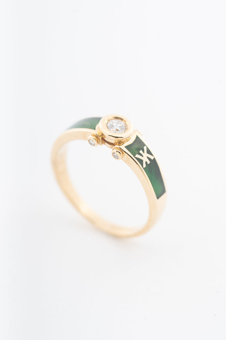 Geelgouden ring met een briljant en groen emaille