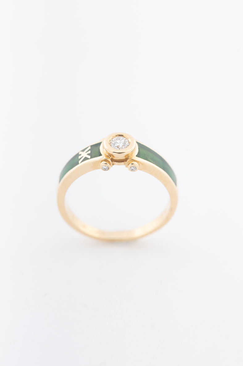 Geelgouden ring met een briljant en groen emaille