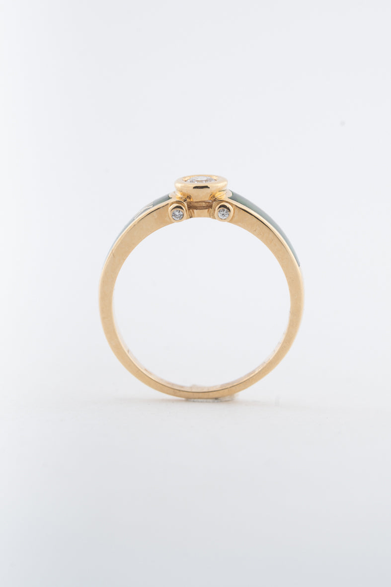 Geelgouden ring met een briljant en groen emaille