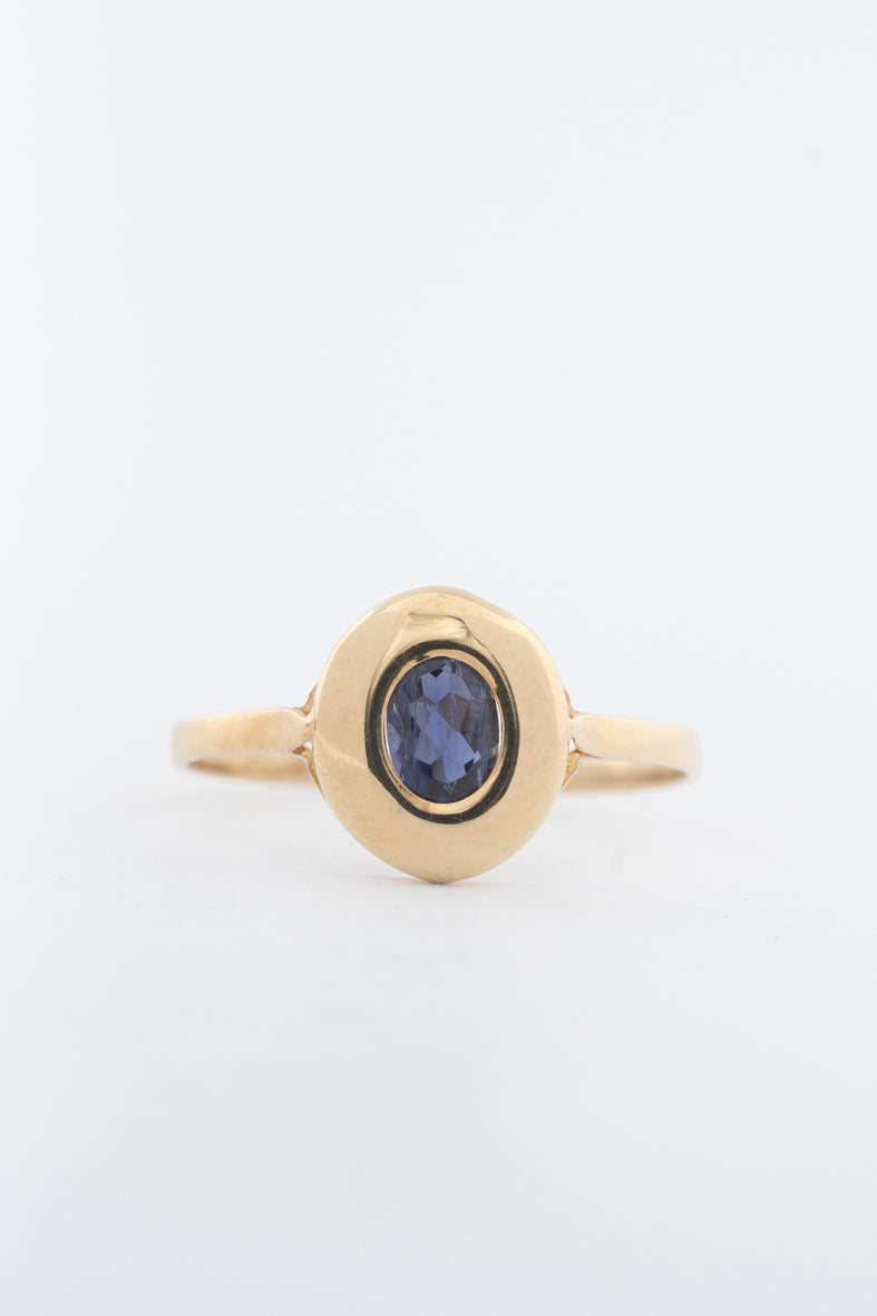Geelgouden ring met een tanzaniet