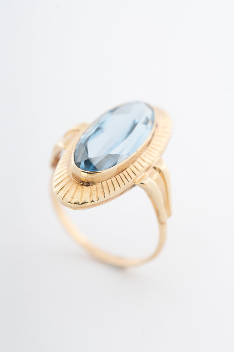 Geelgouden ring met een synth. spinel