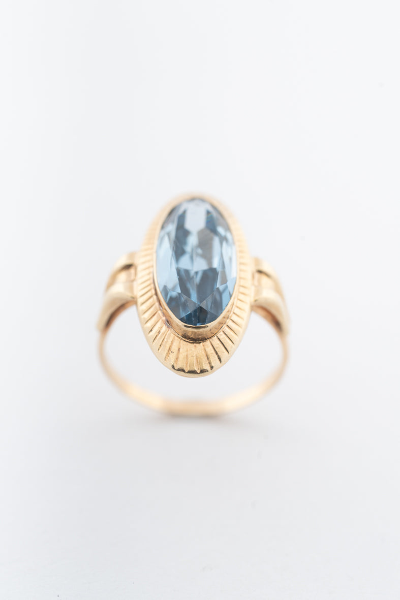 Geelgouden ring met een synth. spinel