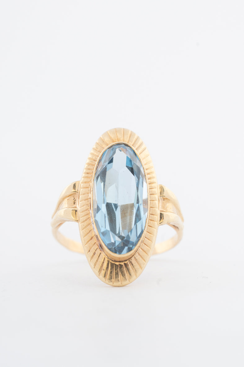 Geelgouden ring met een synth. spinel