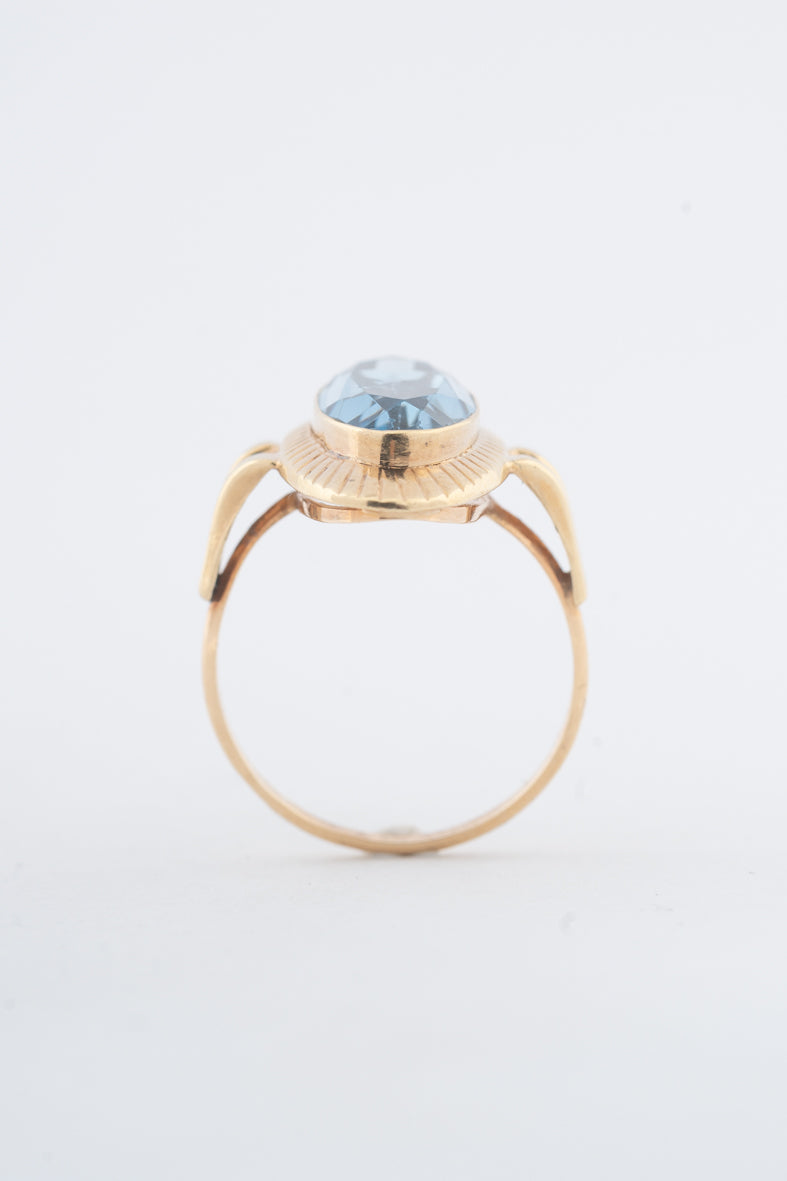 Geelgouden ring met een synth. spinel