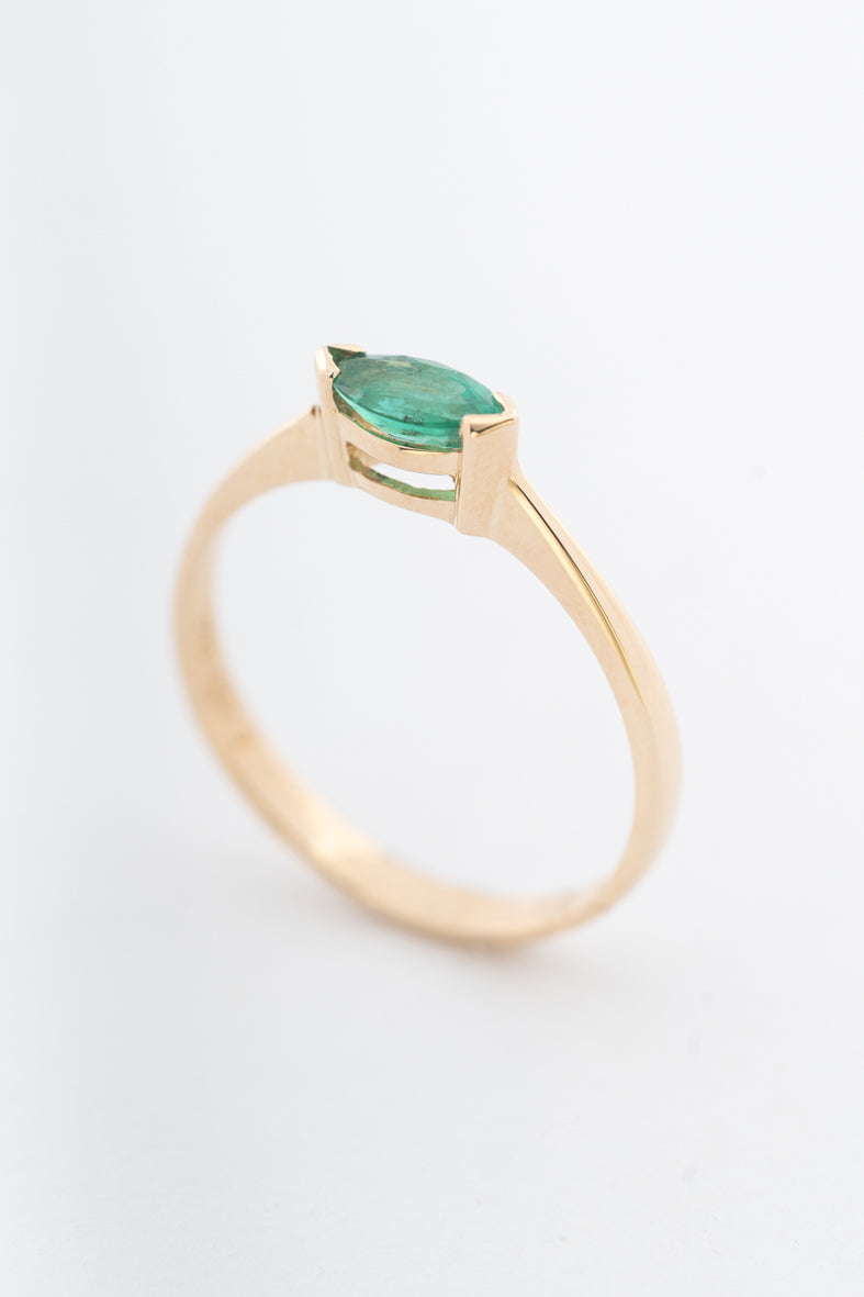 Geelgouden ring met een markies geslepen smaragd