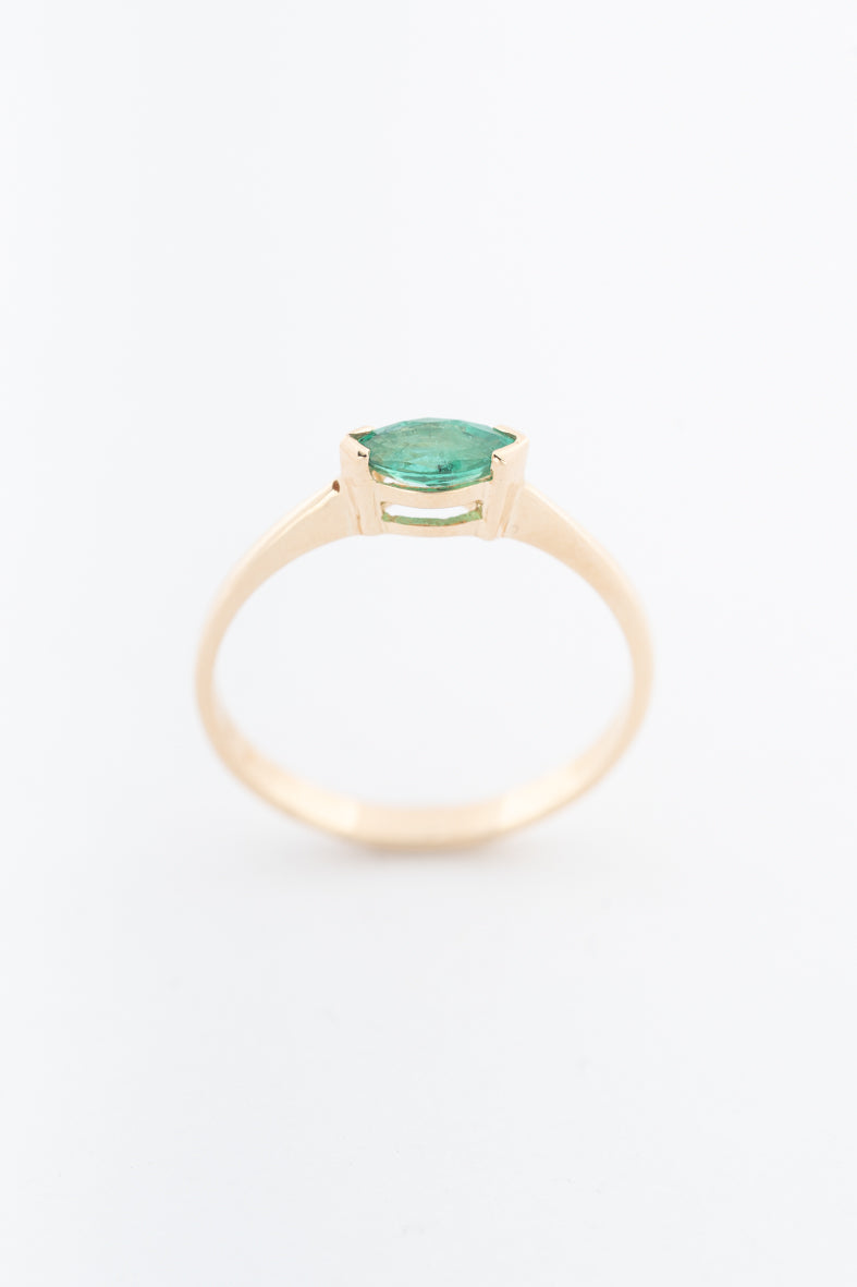 Geelgouden ring met een markies geslepen smaragd