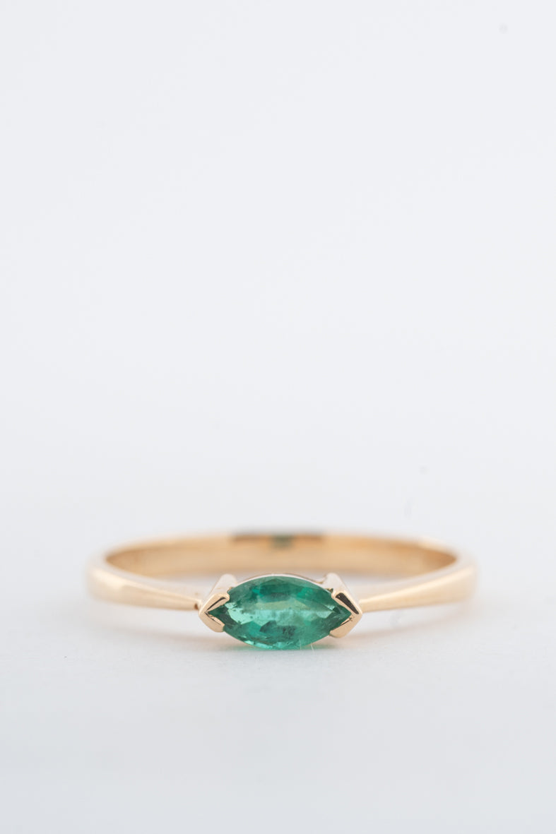 Geelgouden ring met een markies geslepen smaragd