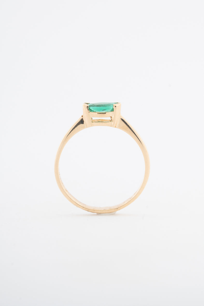Geelgouden ring met een markies geslepen smaragd