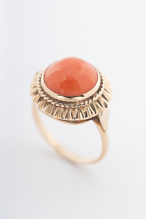 Geelgouden ring met een bloedkoraal