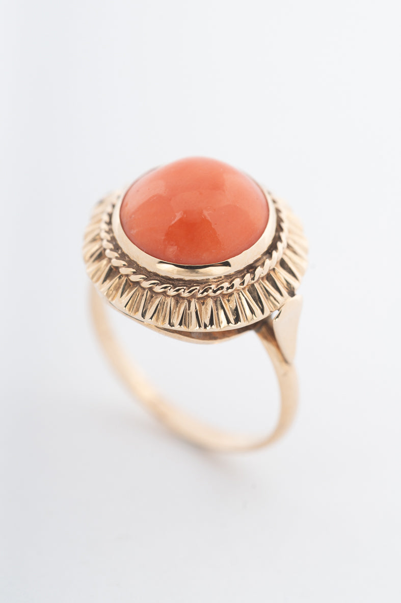 Geelgouden ring met een bloedkoraal