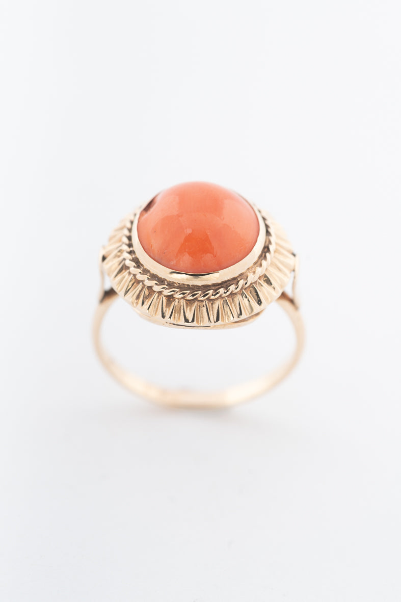 Geelgouden ring met een bloedkoraal