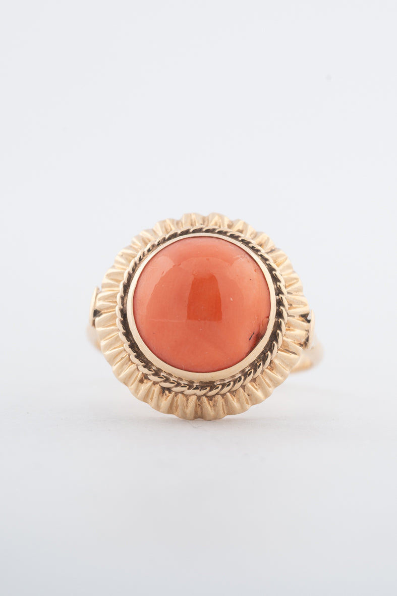 Geelgouden ring met een bloedkoraal