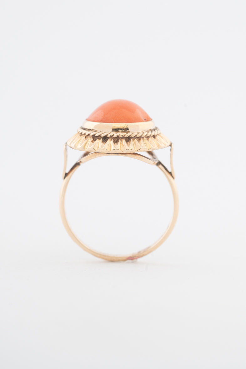 Geelgouden ring met een bloedkoraal