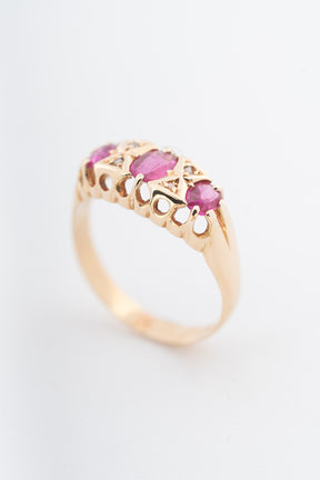 Oude geelgouden Engelse ring met robijnen en diamanten