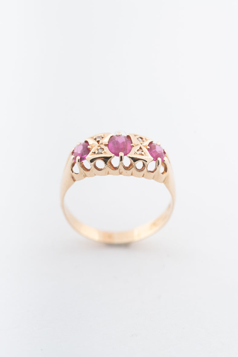 Oude geelgouden Engelse ring met robijnen en diamanten