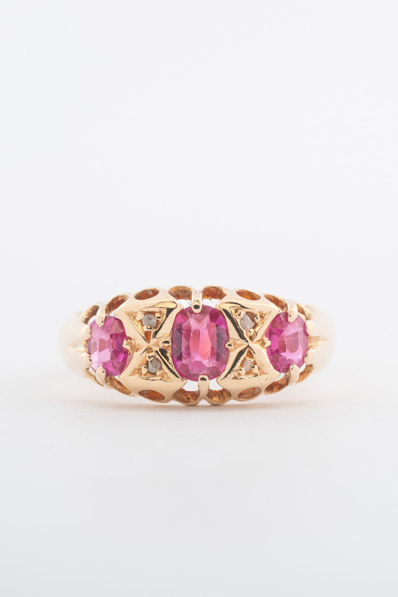 Oude geelgouden Engelse ring met robijnen en diamanten
