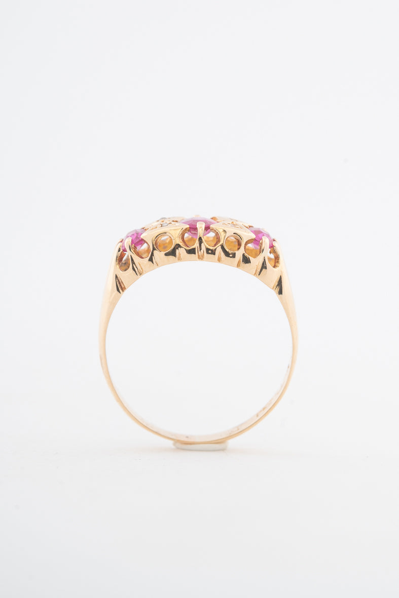 Oude geelgouden Engelse ring met robijnen en diamanten