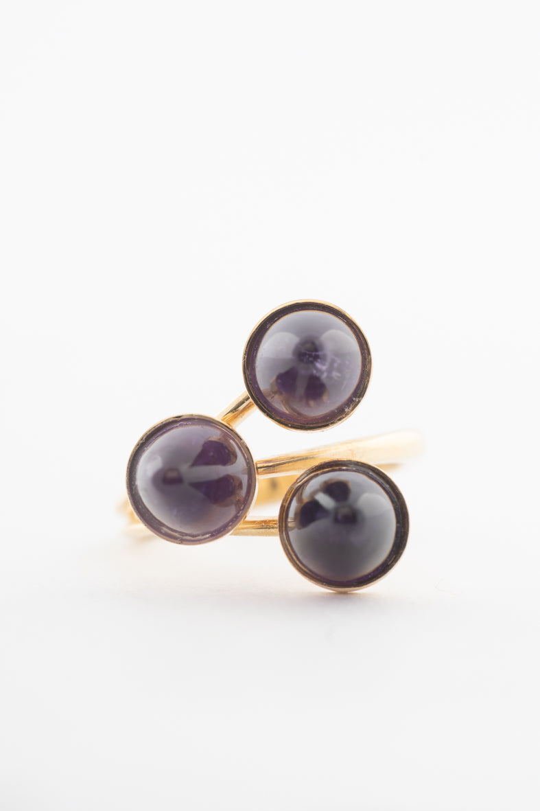 Yellow gold ring with amethysts