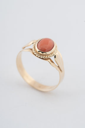 Geelgouden ring met bloedkoraal