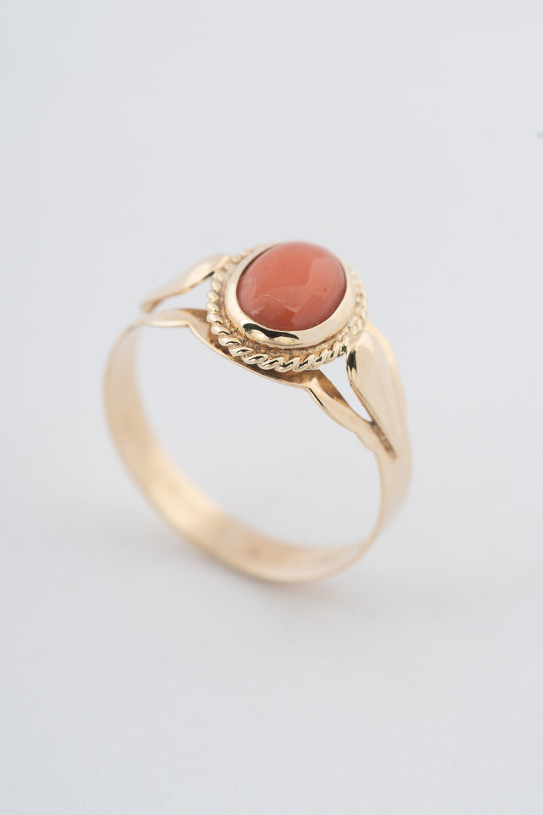 Geelgouden ring met bloedkoraal