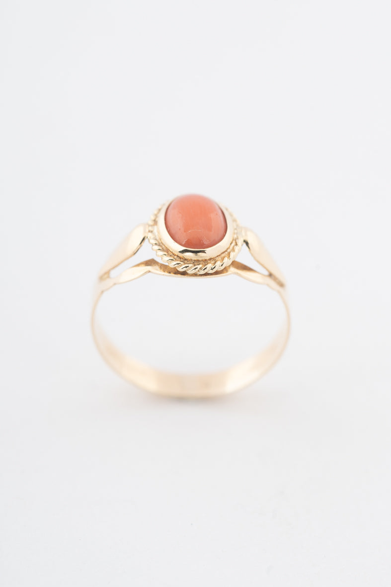 Geelgouden ring met bloedkoraal