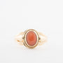 Geelgouden ring met bloedkoraal